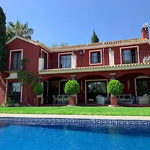 https://villa-nabrisa-marbella-5-bedroom-private-pool-garden-bbq.es-andalucia.com